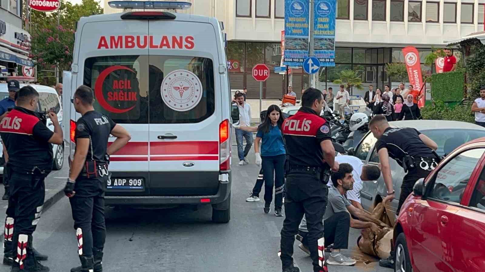 Sokak ortasında husumetlisini bıçakladı