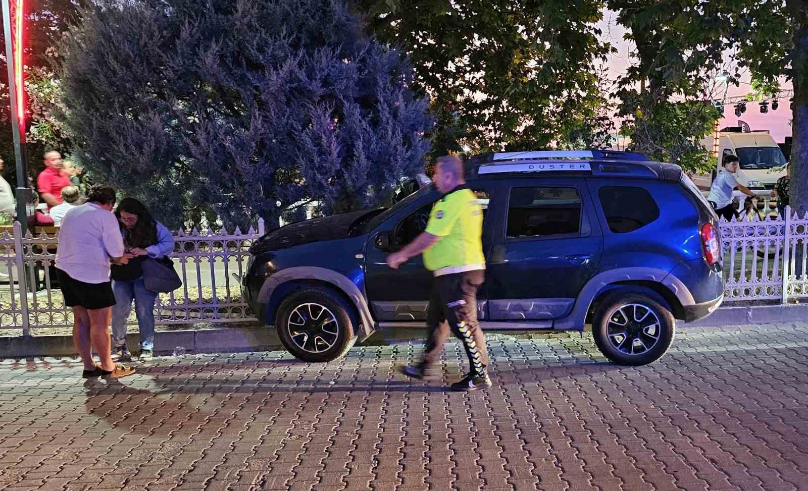 Fenalaşan cip sürücüsü demir korkuluklara çarptı