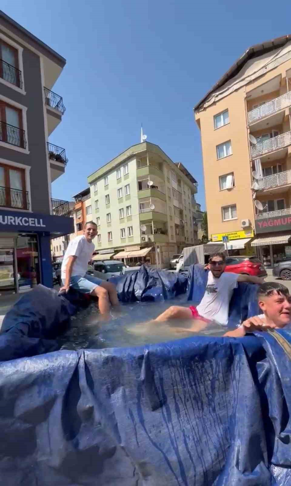 Sıcak havalardan bunaldılar, traktörün römorkunu havuz yapıp şehir turu attılar