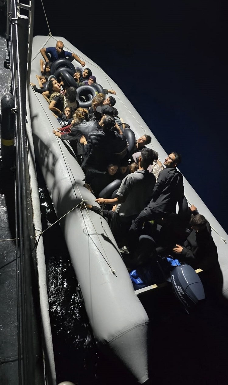 Ayvacık açıklarında 38 kaçak göçmen yakalandı