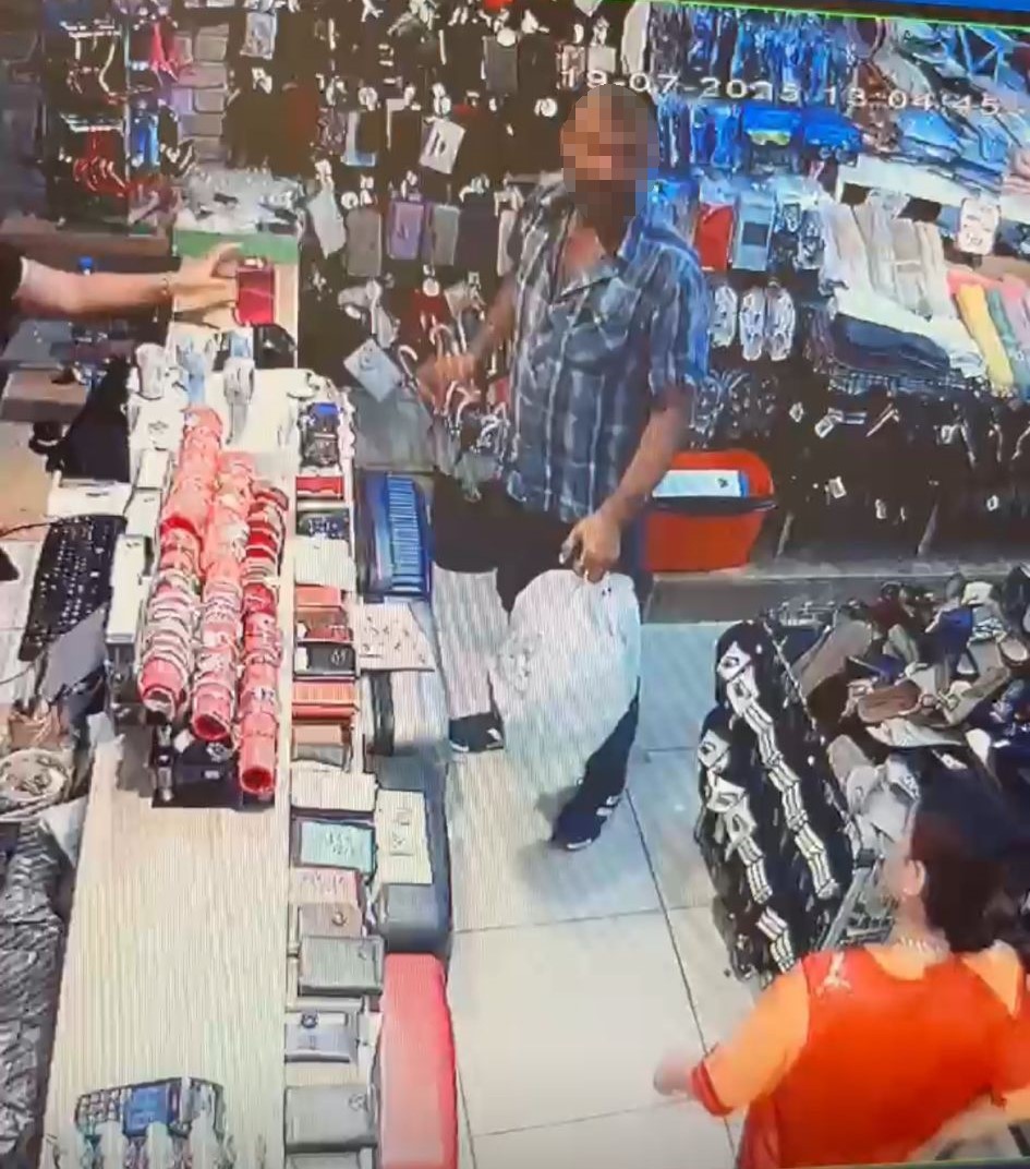 Parf&uuml;m hırsızı kamerada
