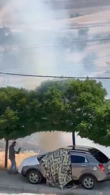 Elazığ’da gençlerden duyarlı davranış: Yangın büyümesin diye seferber oldular