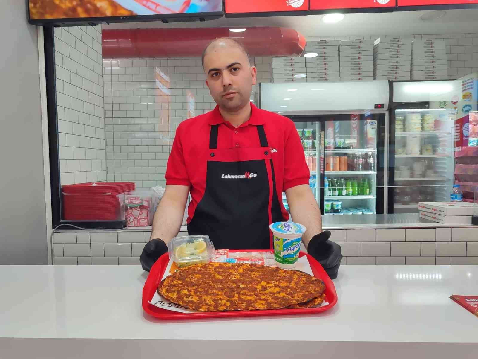 Dededen &ouml;ğ&uuml;d&uuml; aldı, 2 lahmacun ve ayranı 99 TL yaptı
