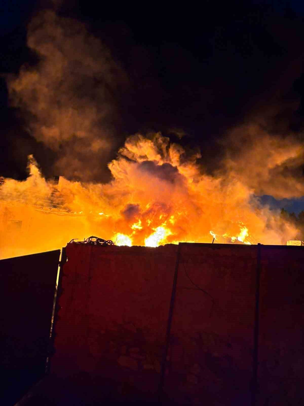 Gömeç’te hurdalık yangını korkuttu