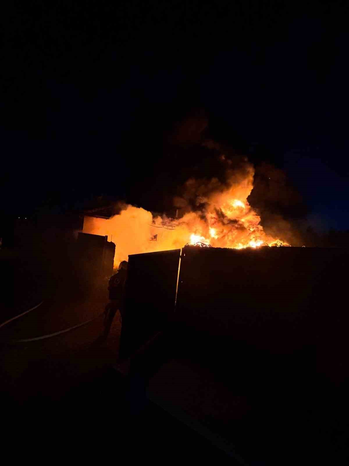 G&ouml;me&ccedil;&rsquo;te hurdalık yangını korkuttu
