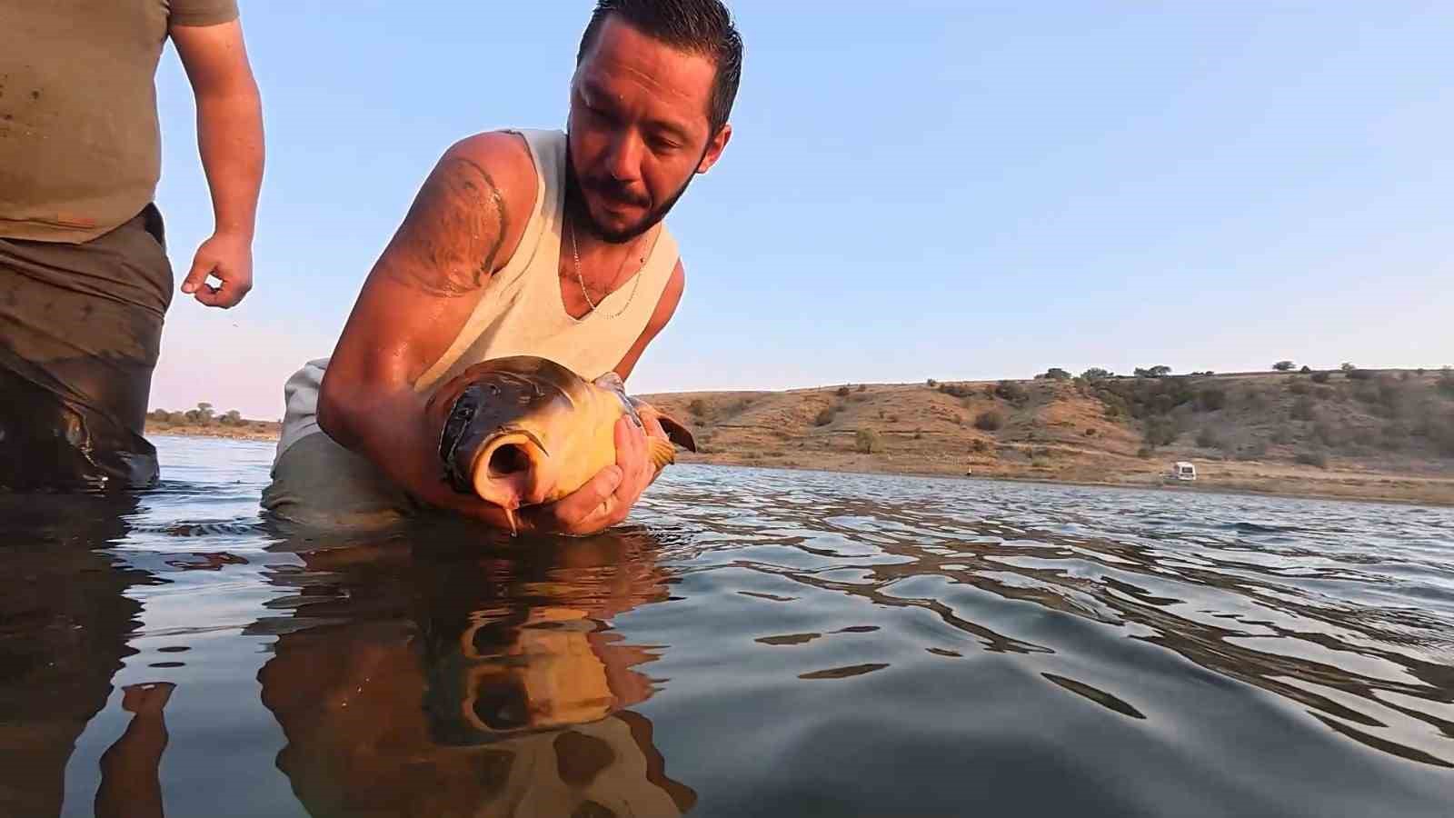 Yakaladıkları balıkları gelecek nesiller için serbest bırakıyorlar