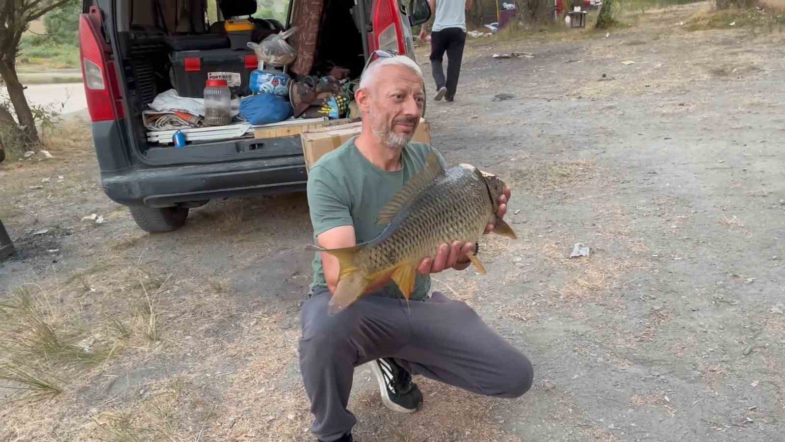 Yakaladıkları balıkları gelecek nesiller için serbest bırakıyorlar
