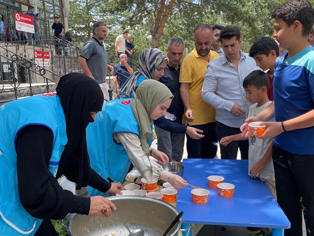 Türkiye Diyanet Vakfı Erzurum Kadın Kolları’ndan aşure İkramı