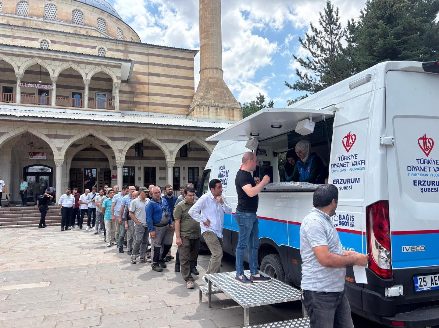 Türkiye Diyanet Vakfı Erzurum Kadın Kolları’ndan aşure İkramı