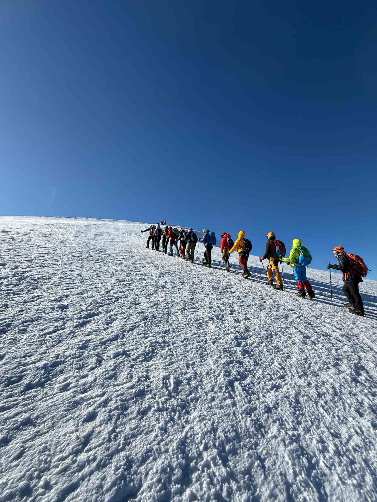 İstanbul’dan gelen dağcılar Ağrı Dağı’nın zirvesine ulaştı