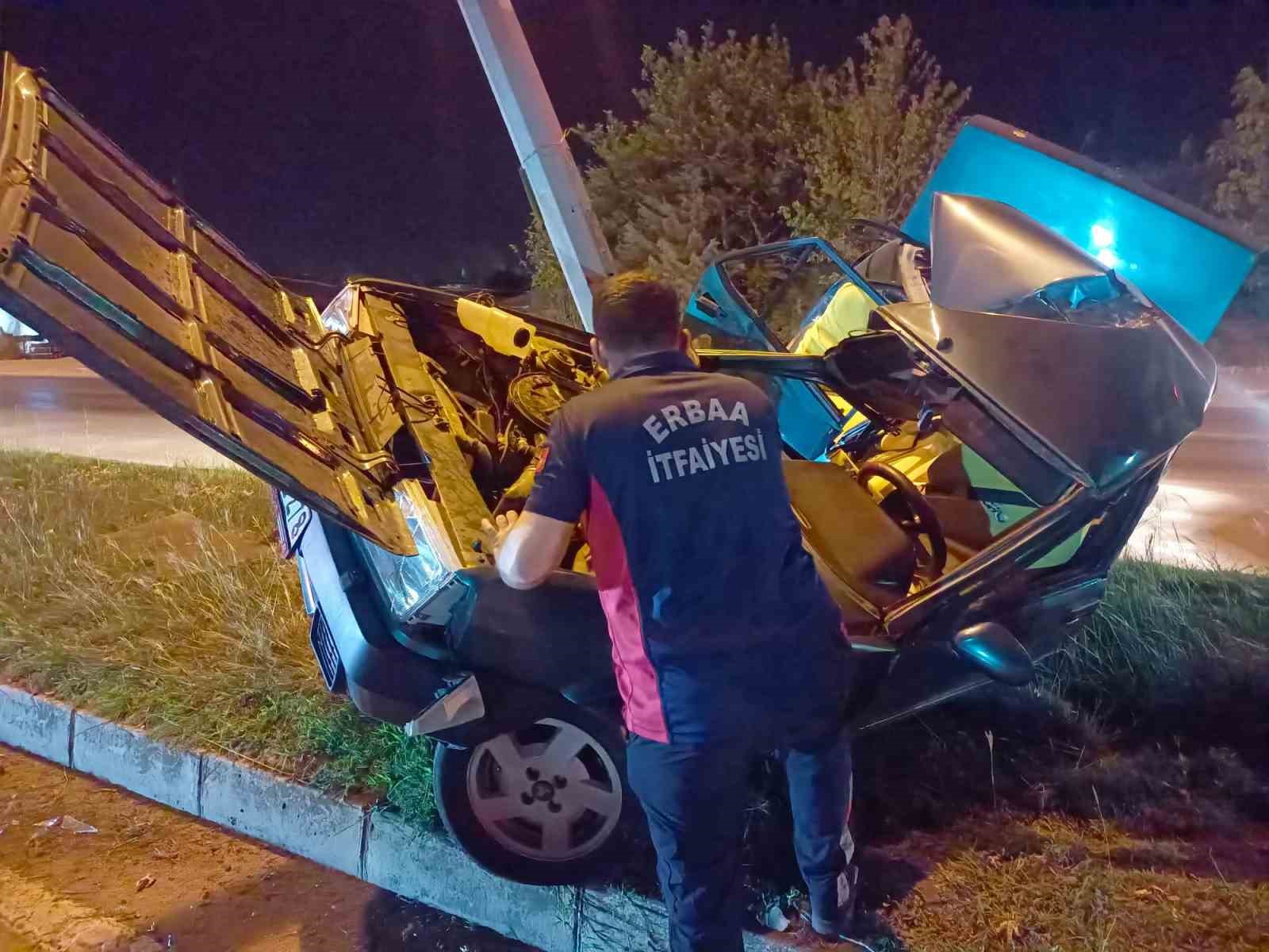 Elektrik direğine çarpan Tofaş hurdaya döndü