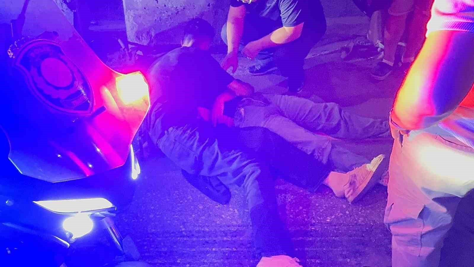 Kasksız kaza yaptılar: Yaralı sürücü, baygın kız arkadaşının başından ayrılmadı
