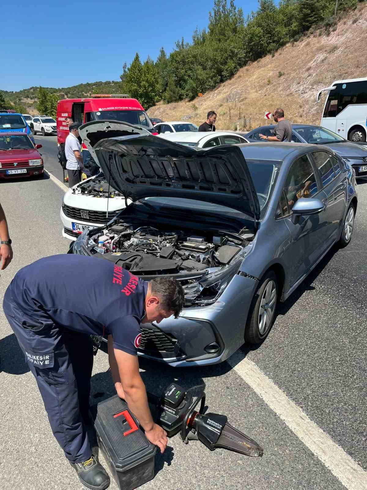 Asfaltın erimesi zincirleme kazaya neden oldu: 8 yaralı
