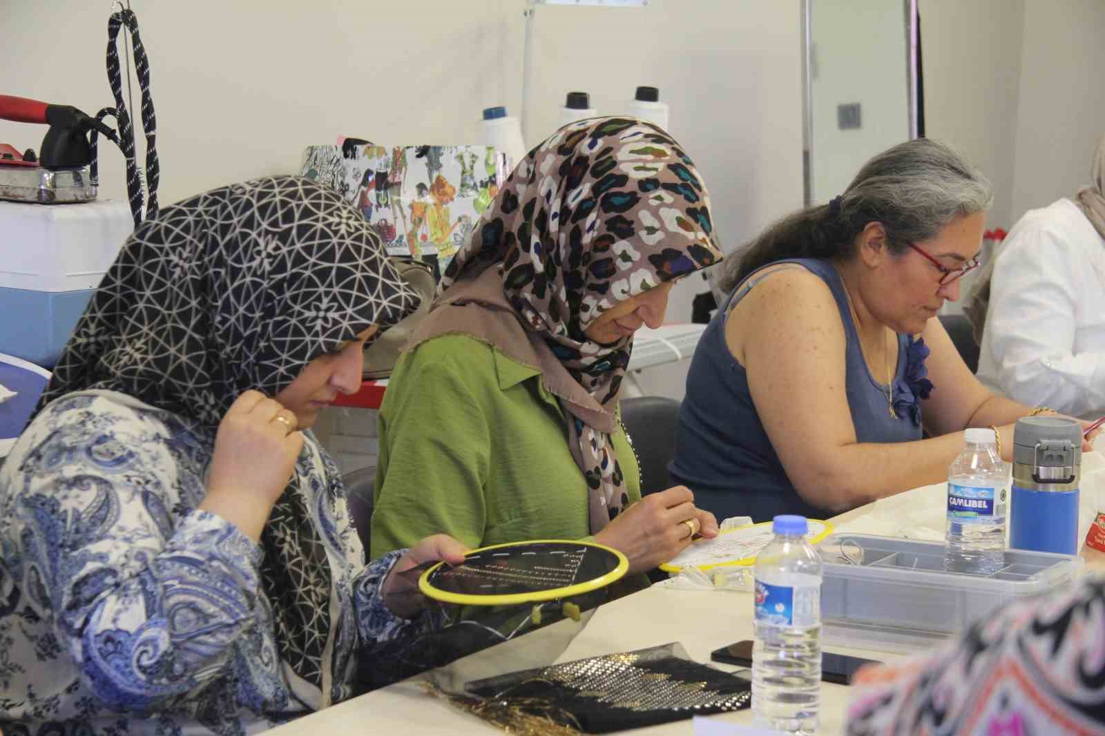 Kadınlar tel kırma sanatıyla aile ekonomisine katkı sağlıyor