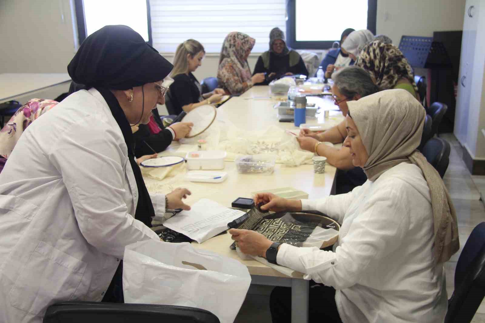 Kadınlar tel kırma sanatıyla aile ekonomisine katkı sağlıyor
