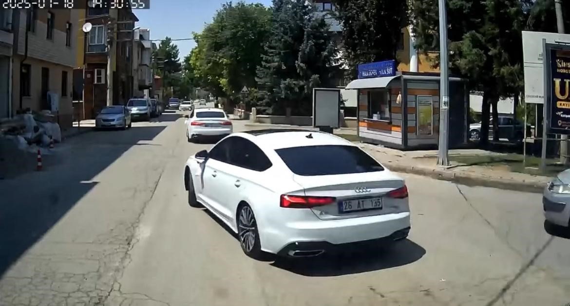 D&uuml;ğ&uuml;n konvoyu i&ccedil;in yol kesti, trafiği fel&ccedil; etti
