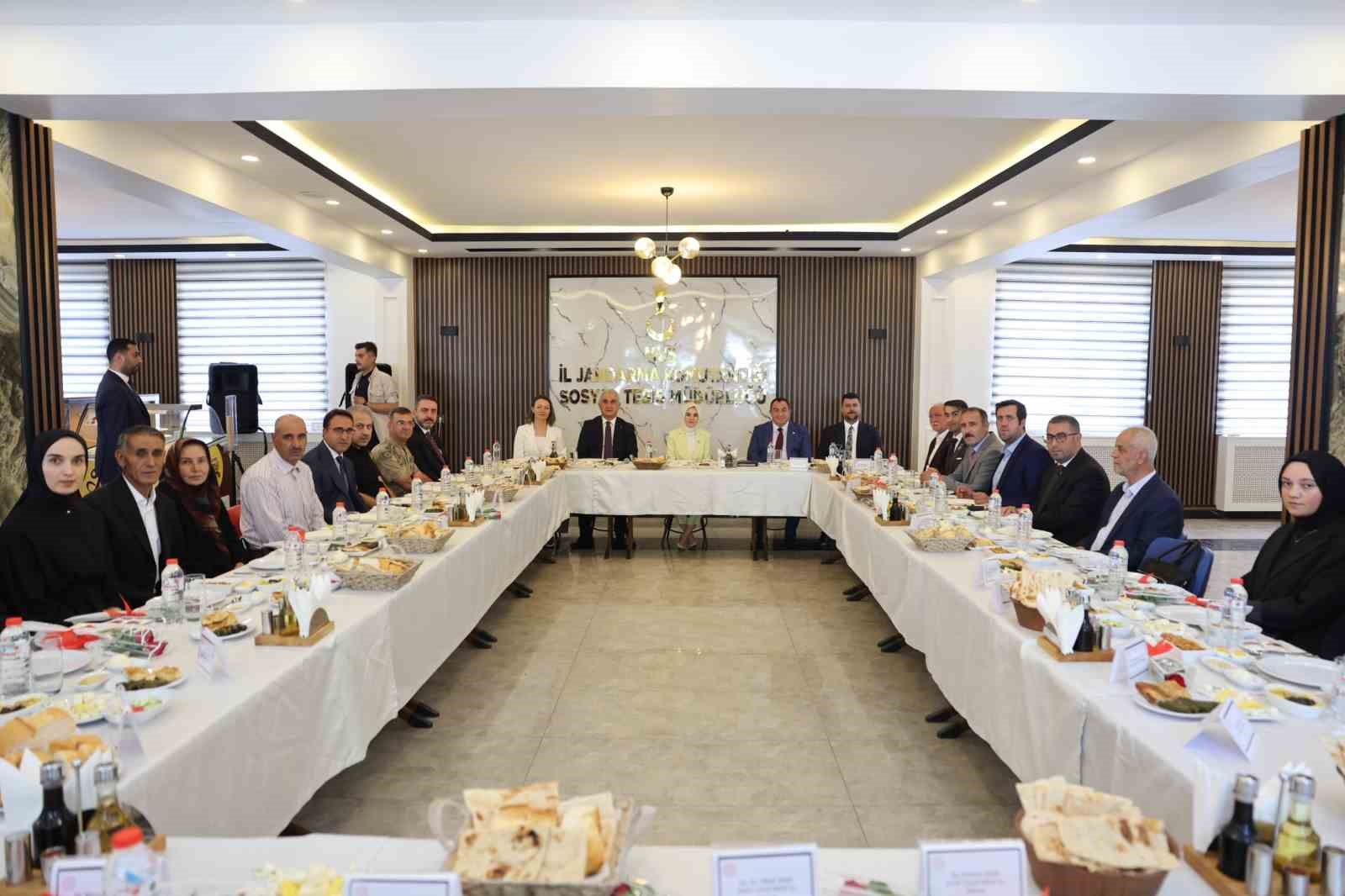 Bakan G&ouml;ktaş: "Şehit ve gazilerimizle bu yolda y&uuml;r&uuml;mek ve bu s&uuml;reci beraber inşa etmekten memnuniyet duyuyoruz"
