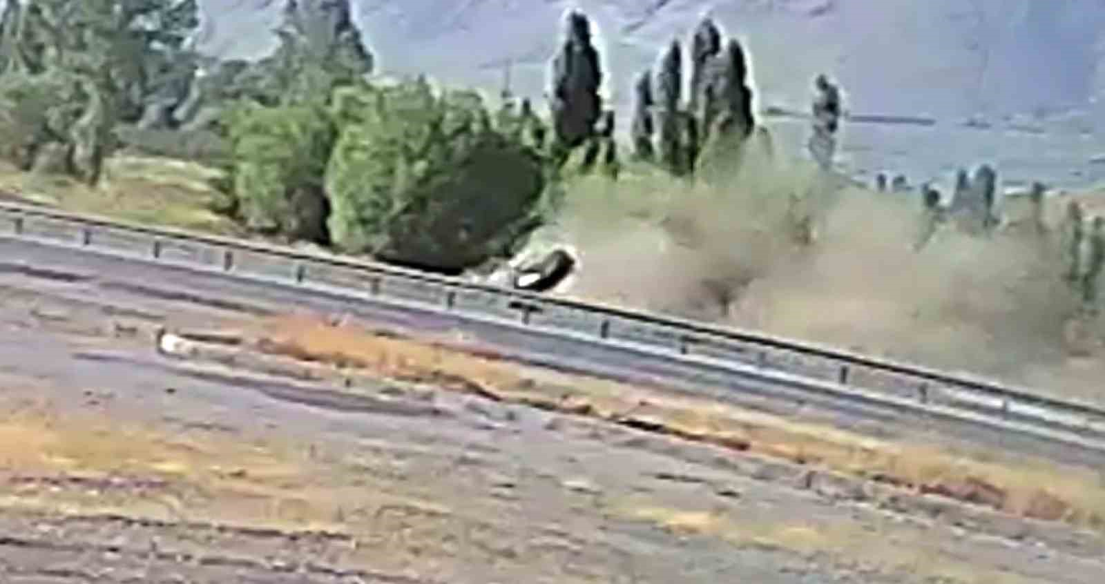 Erzincan’da 4 kişinin yaralandığı 1 kişinin öldüğü feci kazanın güvenlik kamerası görüntüleri çıktı