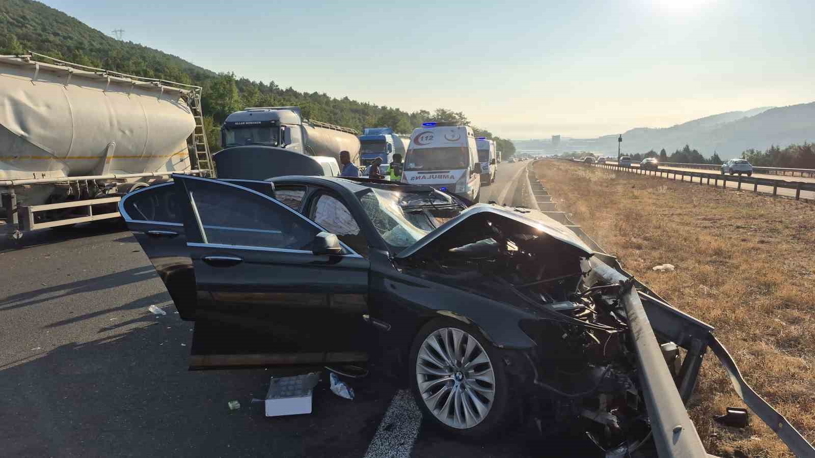 Önce kamyona sonra bariyere çarptı 5 yaralı