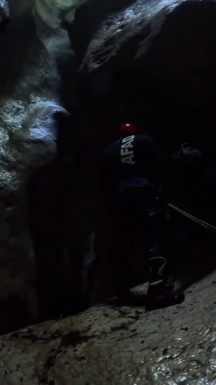 AFAD personelinden nefes kesen suda arama kurtarma eğitimi