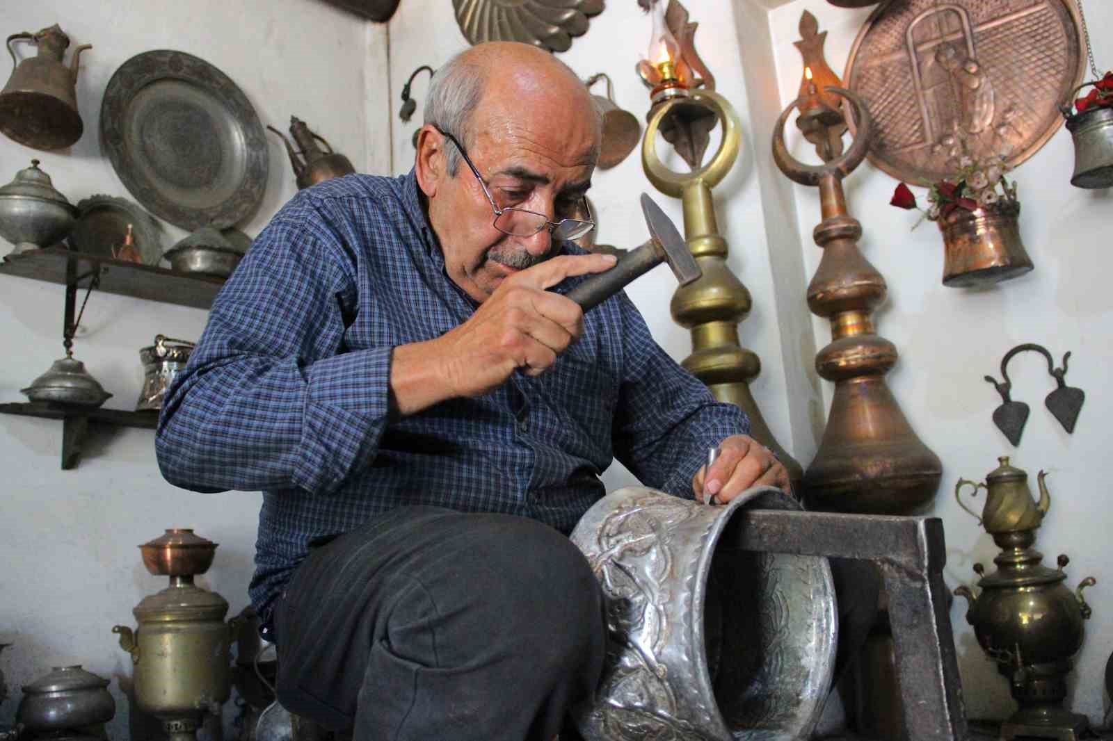 Yarım asırlık usta çekiciyle bakırı işleyerek sanata dönüştürüyor