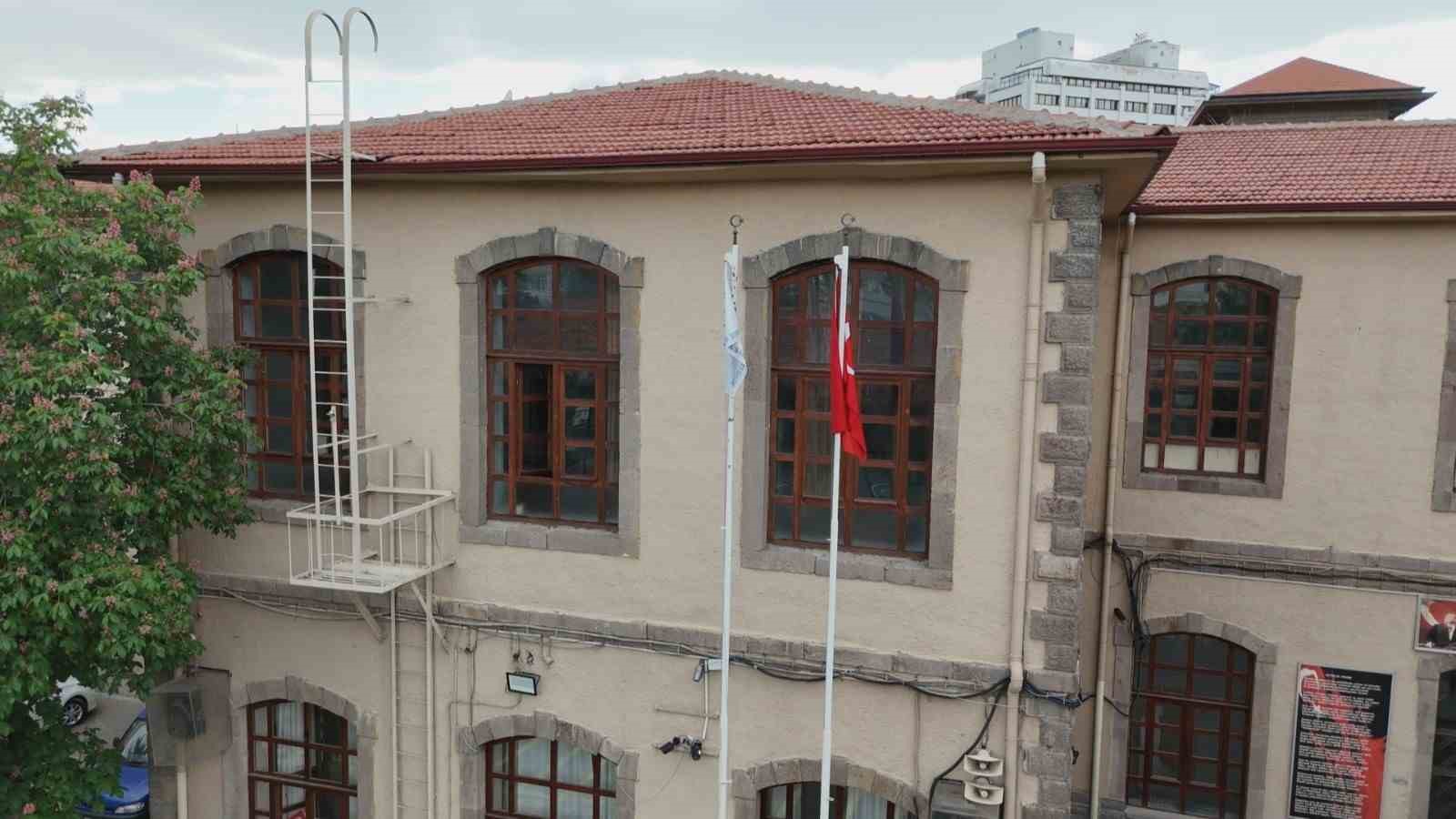 II. Abdülhamid döneminde kurulan okul sayısız öğrenciyi mezun verdi