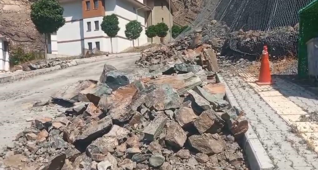 Artvin’de fırtına ve sağanak yağış tahribata yol açtı