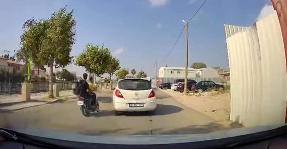 Otomobille çarpışan motosikletteki 2 kişi yola savruldu: O anlar kamerada
