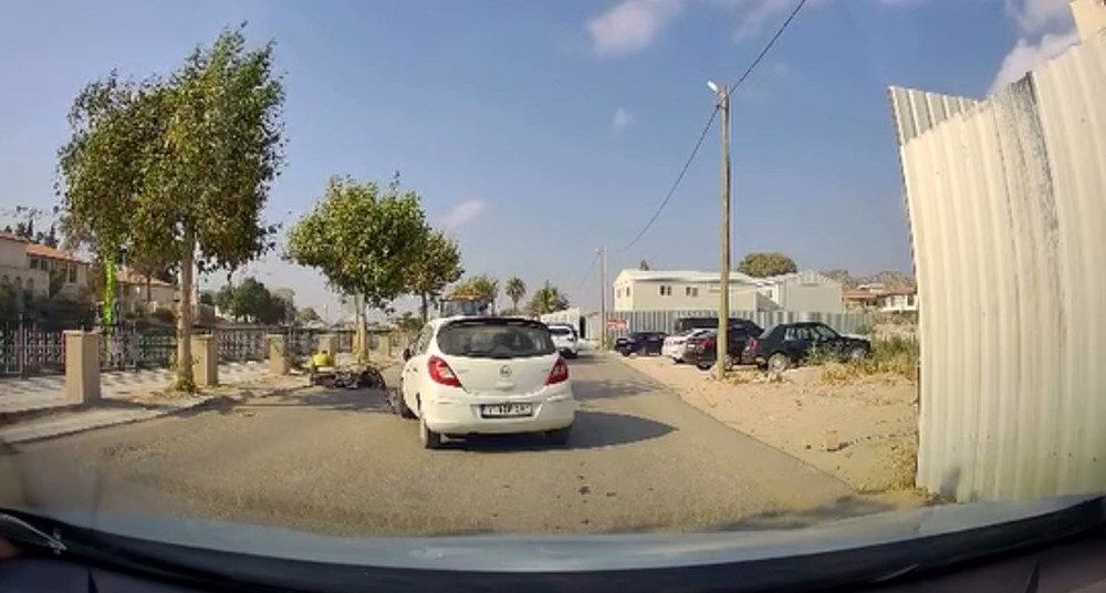 Otomobille çarpışan motosikletteki 2 kişi yola savruldu: O anlar kamerada