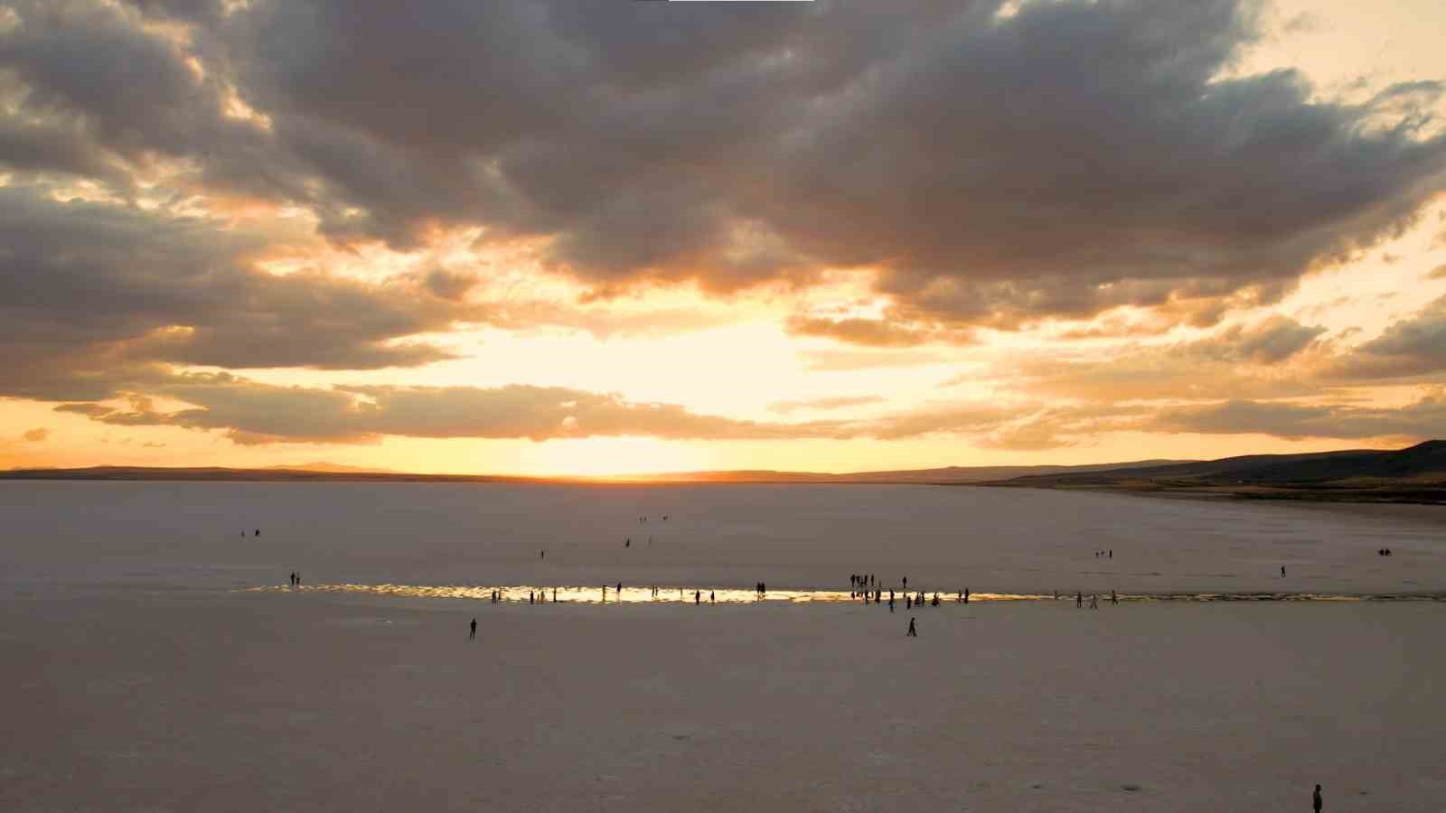 Tuz Gölü’nde mest eden gün batımı