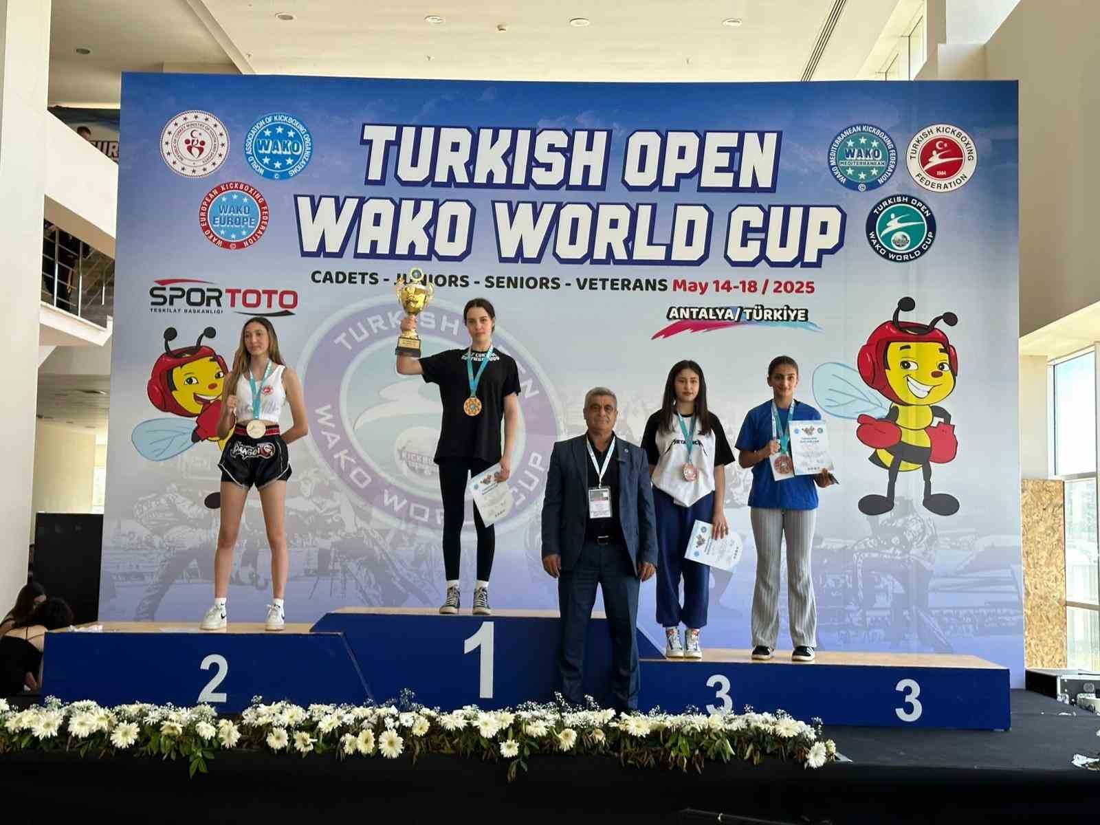 Yağmur Denizli’den kick boksta tarihi zafer