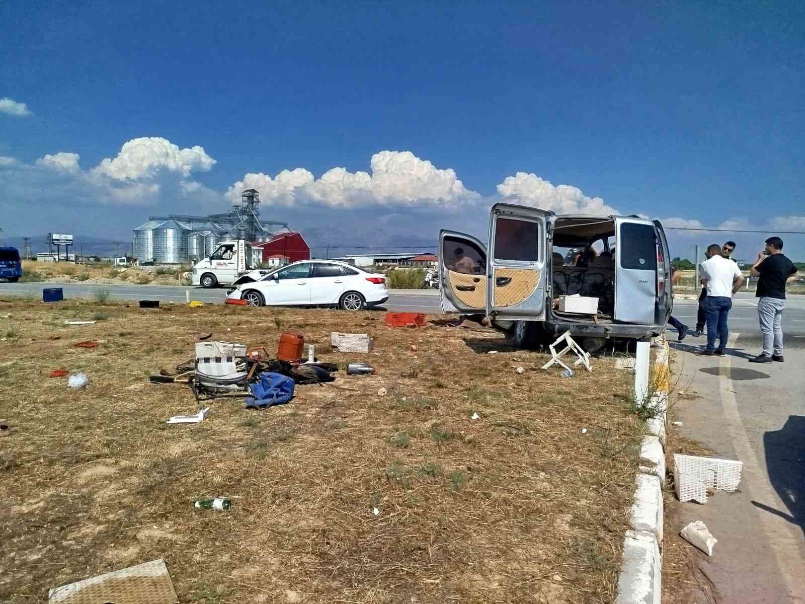 Kavşakta çarpışan iki otomobil hurdaya döndü: 5 yaralı