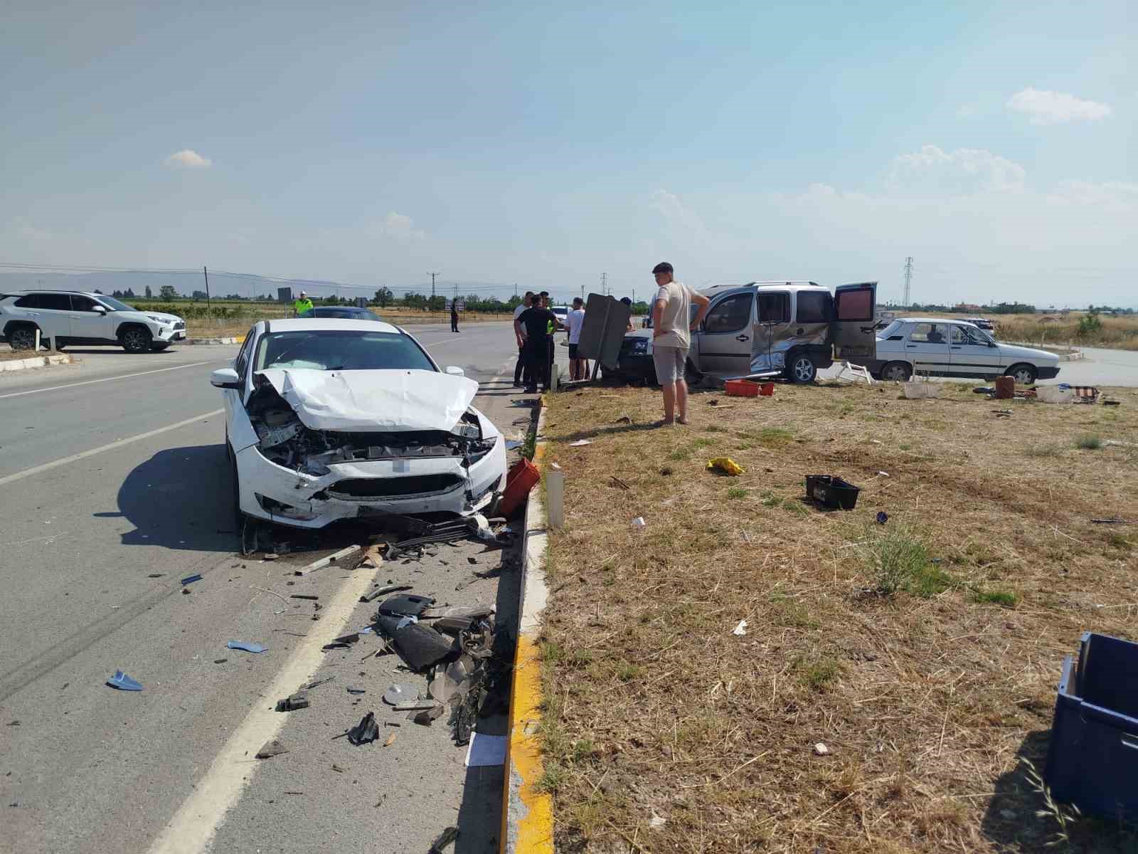 Kavşakta çarpışan iki otomobil hurdaya döndü: 5 yaralı
