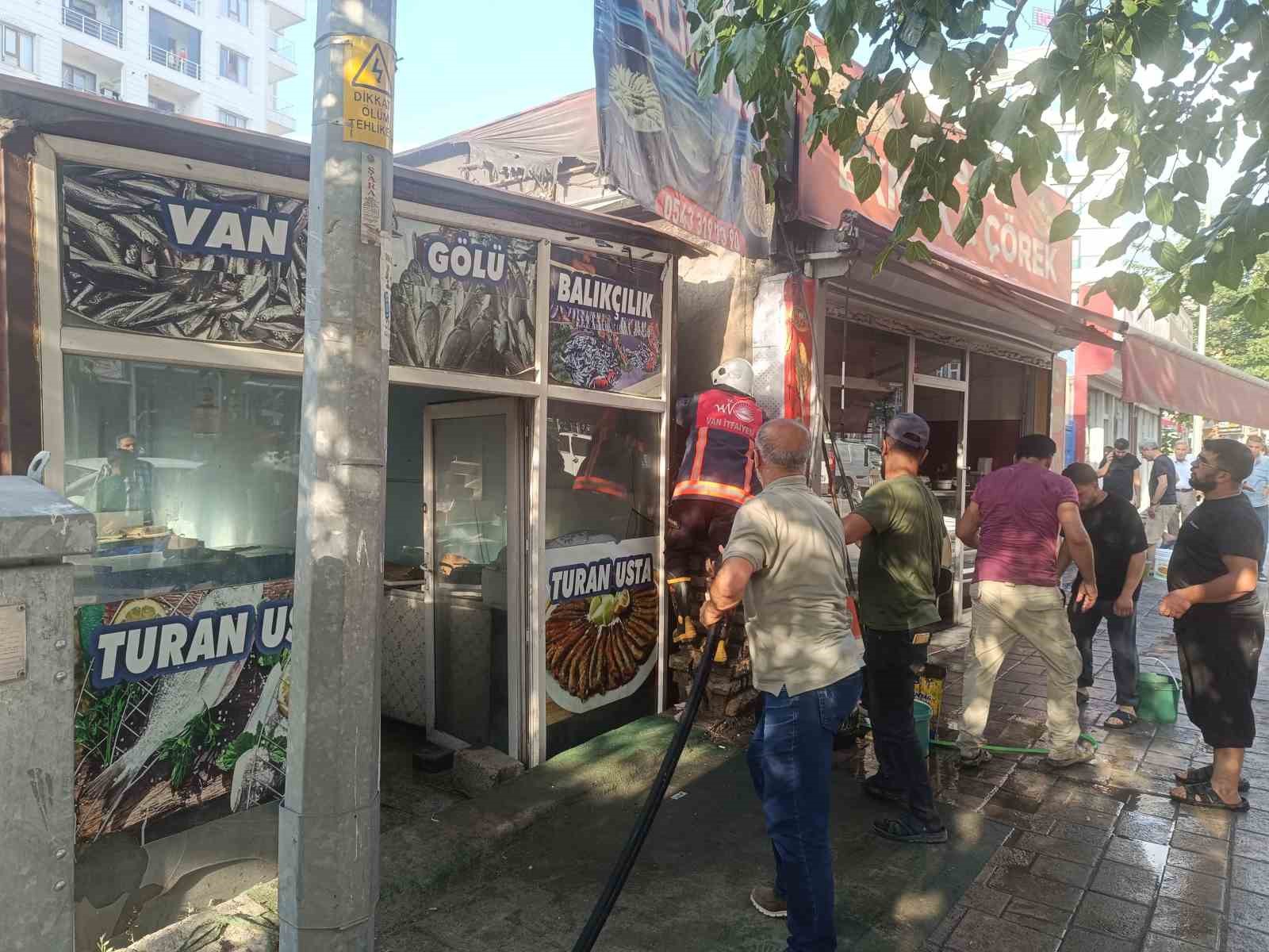 Van’da iş yerinde yangın paniği: İlk müdahaleyi vatandaşlar yaptı