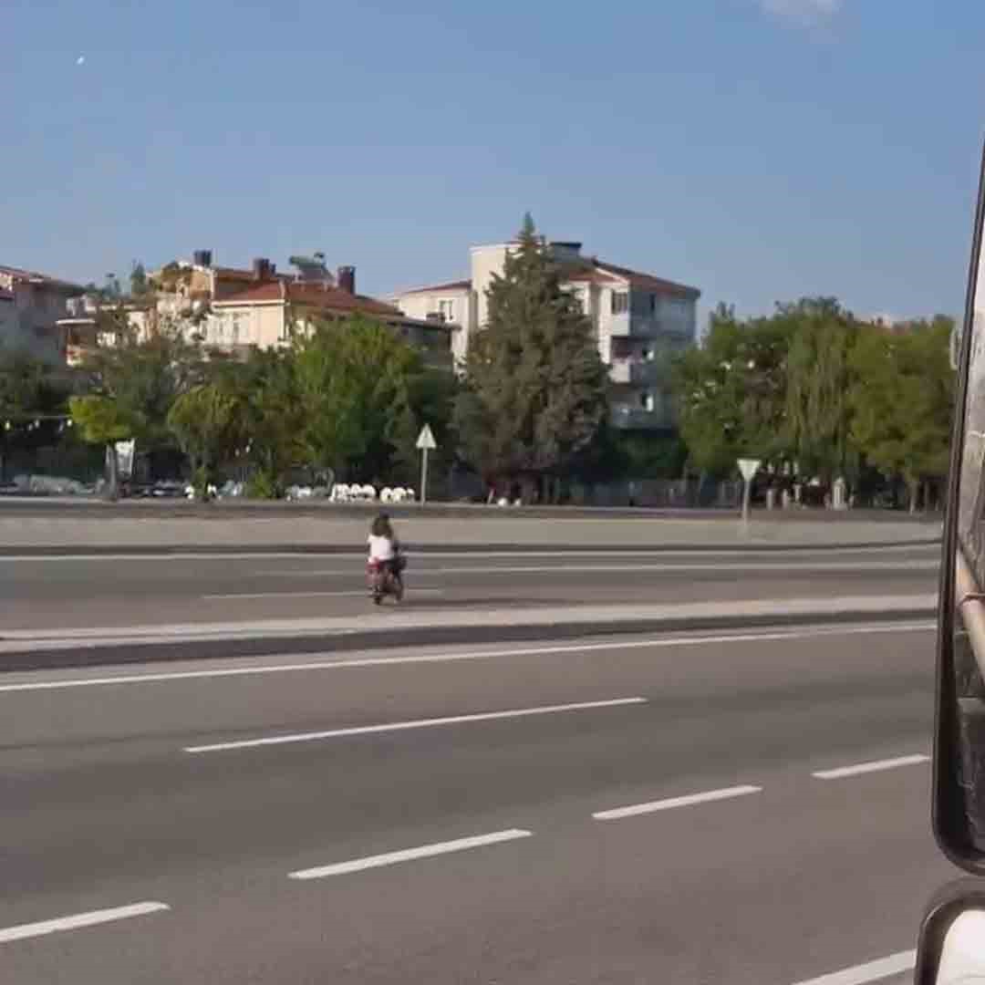Elektrikli bisikletle ters yönde ilerlerken kameraya yakalandı