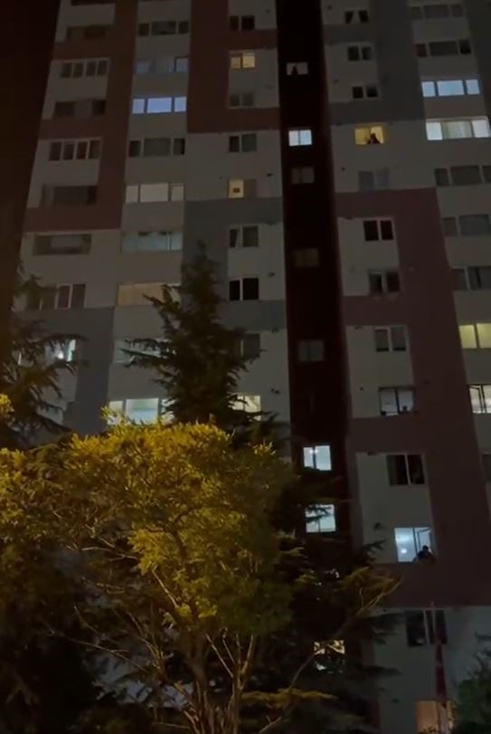 Beylikdüzü’nde bir kadın, kızına intihar mesajı atıp kendisini camdan aşağıya attı