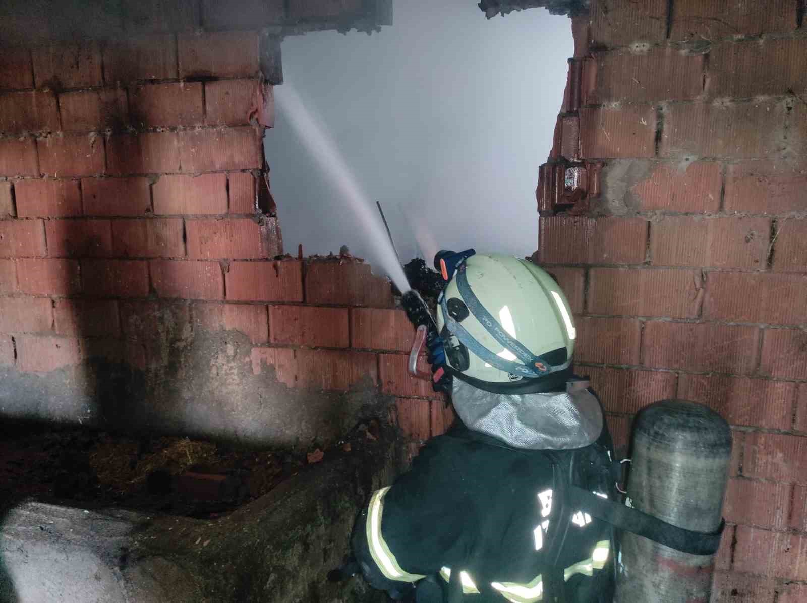 Depo yangını komşuların su taşıması ve itfaiyenin müdahalesiyle söndürüldü