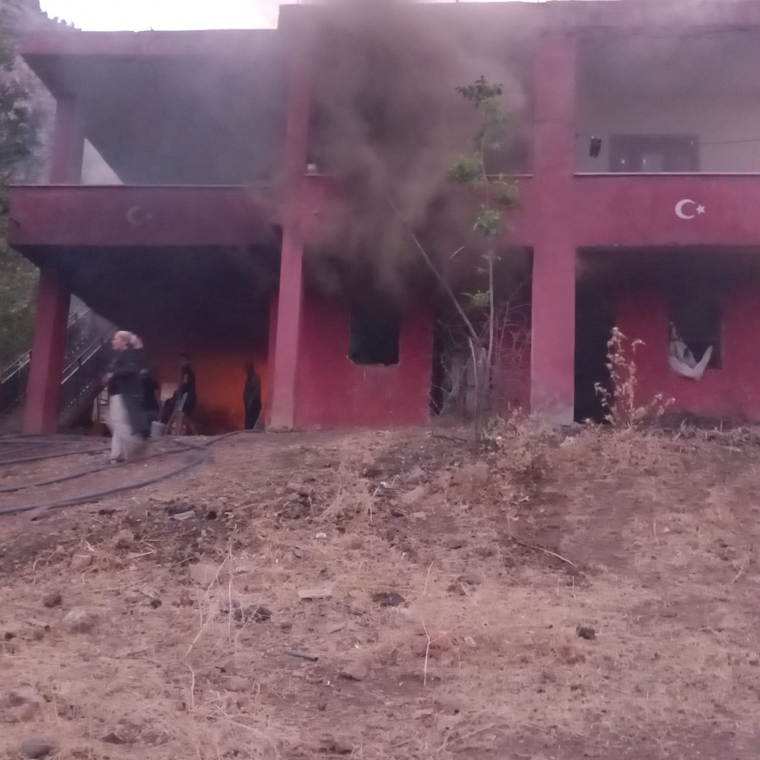 Depo yangını komşuların su taşıması ve itfaiyenin müdahalesiyle söndürüldü