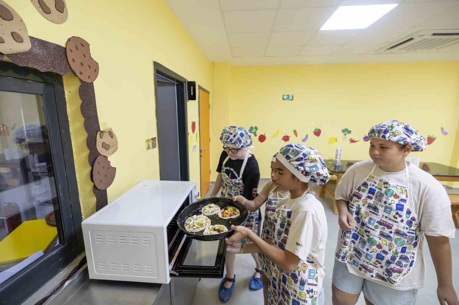 Toroslar Çocuk Kampüsü ile çocuklar bilimi eğlenceyle öğreniyor