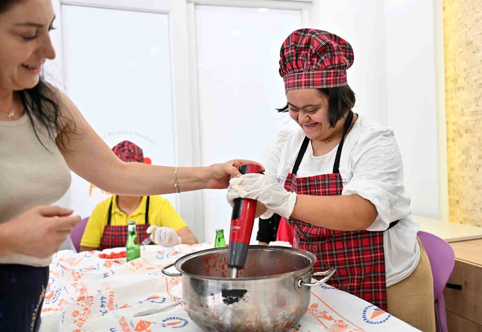 Muratpaşa&rsquo;da &ouml;zel gereksinimli bireyler mutfak at&ouml;lyesinde buluştu
