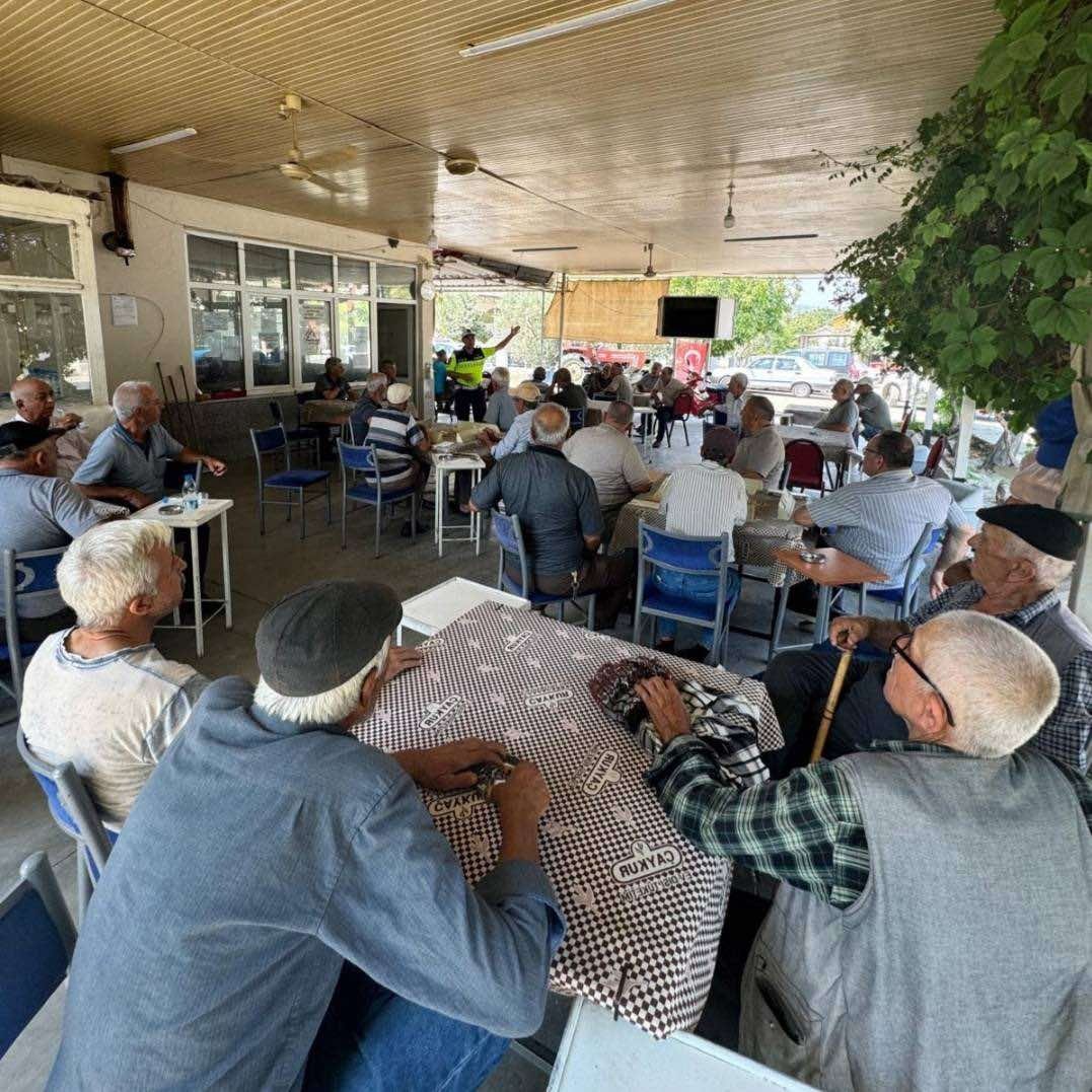 Efeler’de motosiklet sürücülerine kask ve güvenli sürüş eğitimi