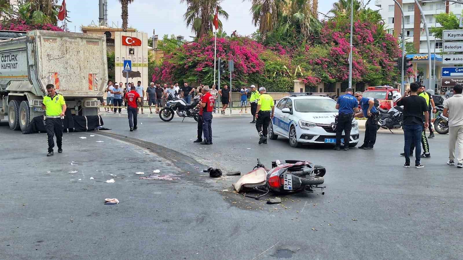 Tarsus’ta kamyon ile motosiklet çarpıştı: 1 ölü, 1 yaralı