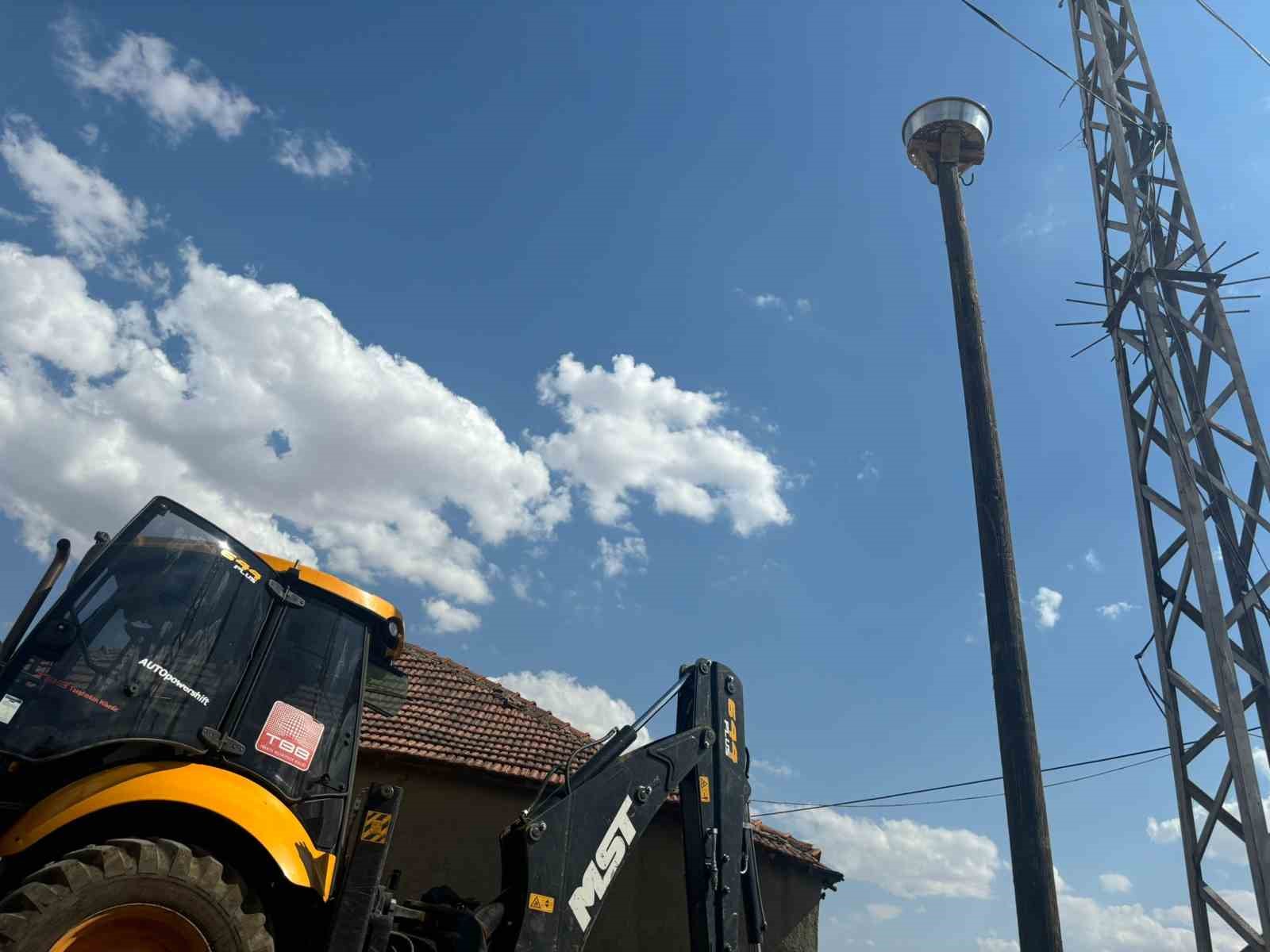 Şiddetli r&uuml;zgardan yıkılmıştı, yeniden kurulan yuva misafirlerini bekliyor
