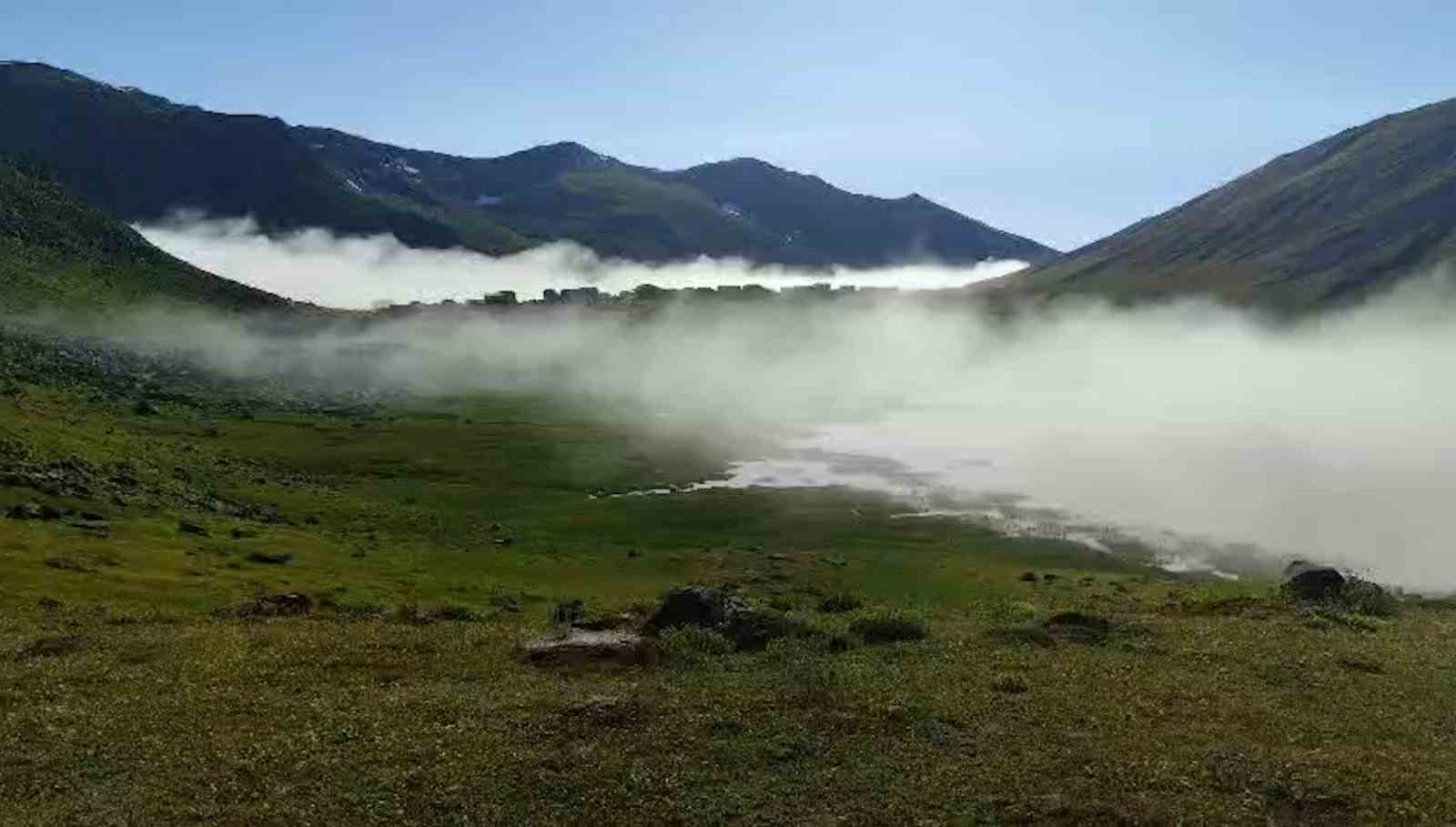 Göldeki yüzen adalar hava durumunu önceden söylüyor