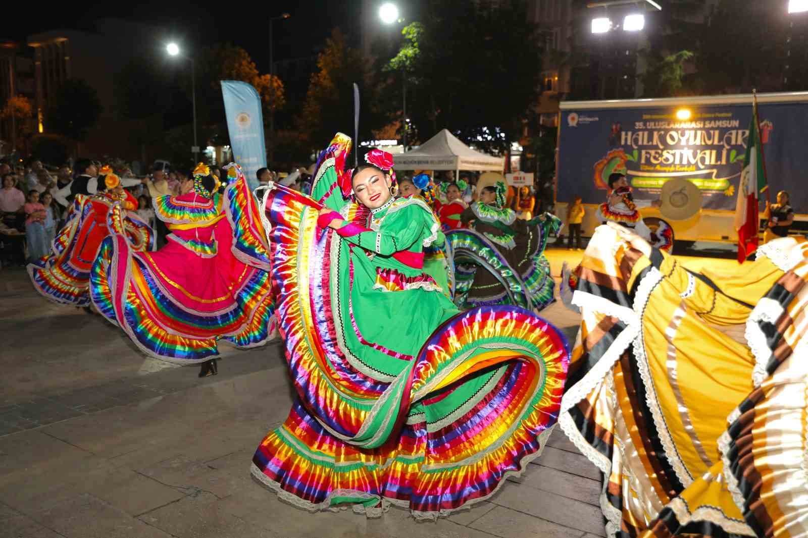 Samsun’da ’Uluslararası Halk Oyunları Festivali’ coşkusu