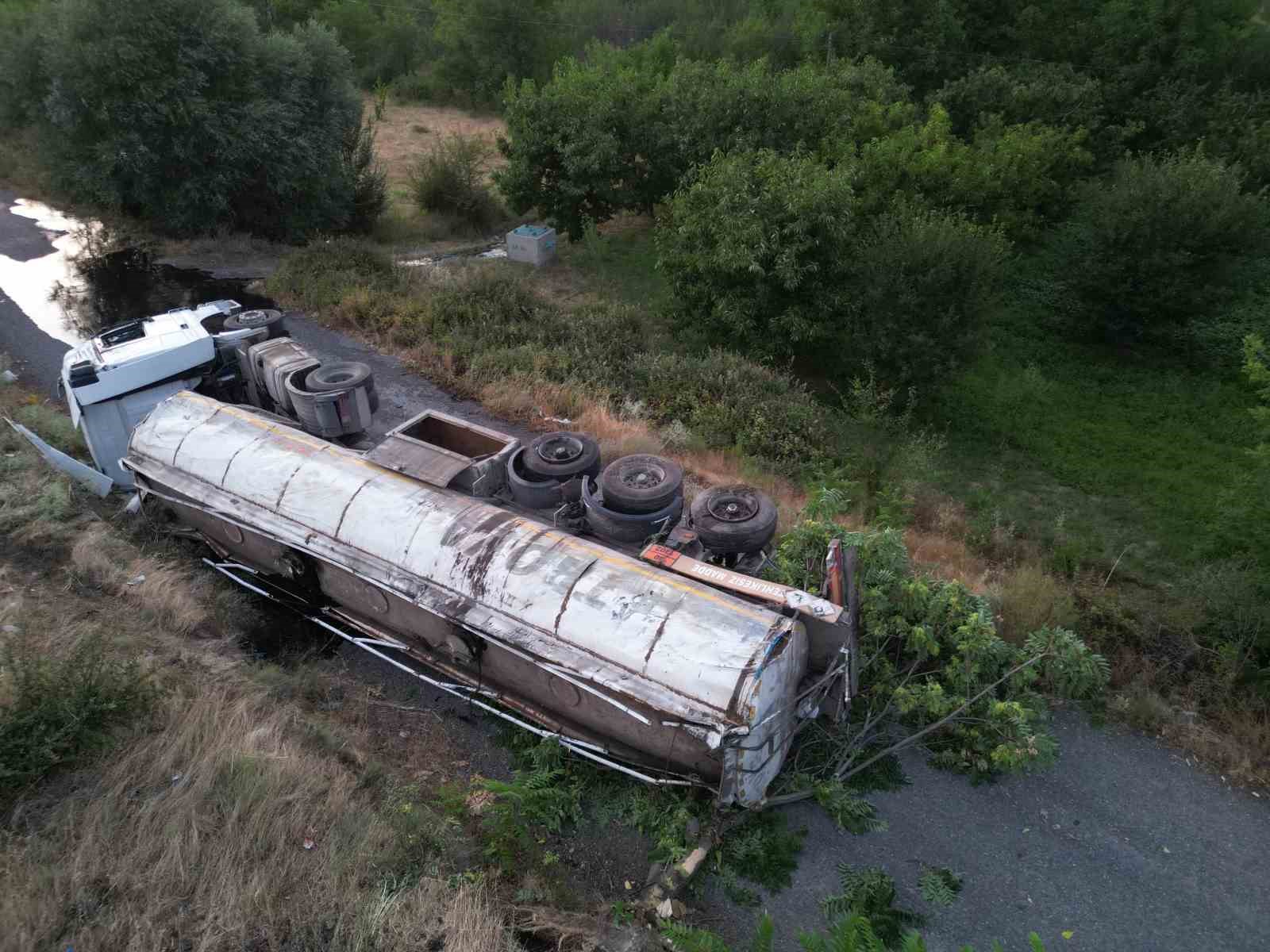 Afyonkarahisar’da sıcak asfalt yüklü tır devrildi