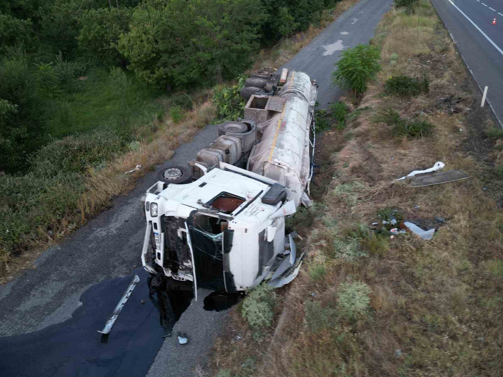 Afyonkarahisar’da sıcak asfalt yüklü tır devrildi