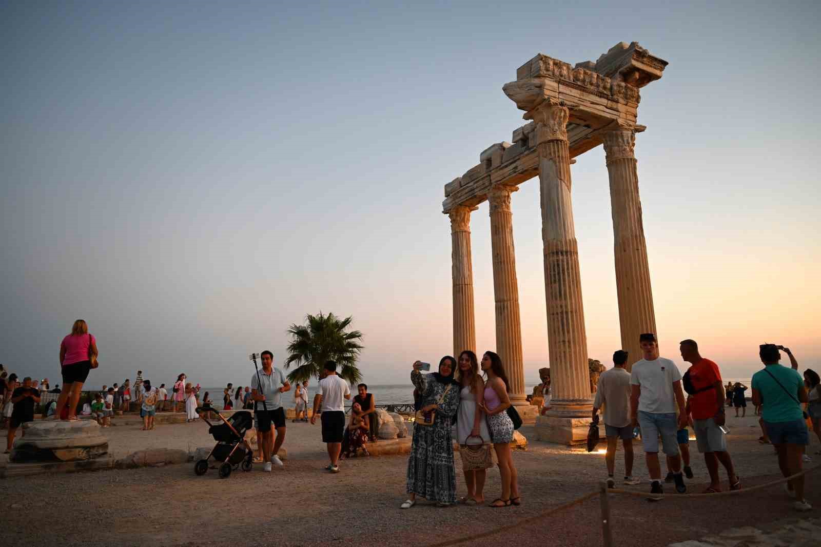 Bakan Ersoy: "19 Temmuz’da Antalya ve Gazipaşa havalimanlarımızdan 102 bin 6 yabancı ziyaretçi girişi gerçekleşti"