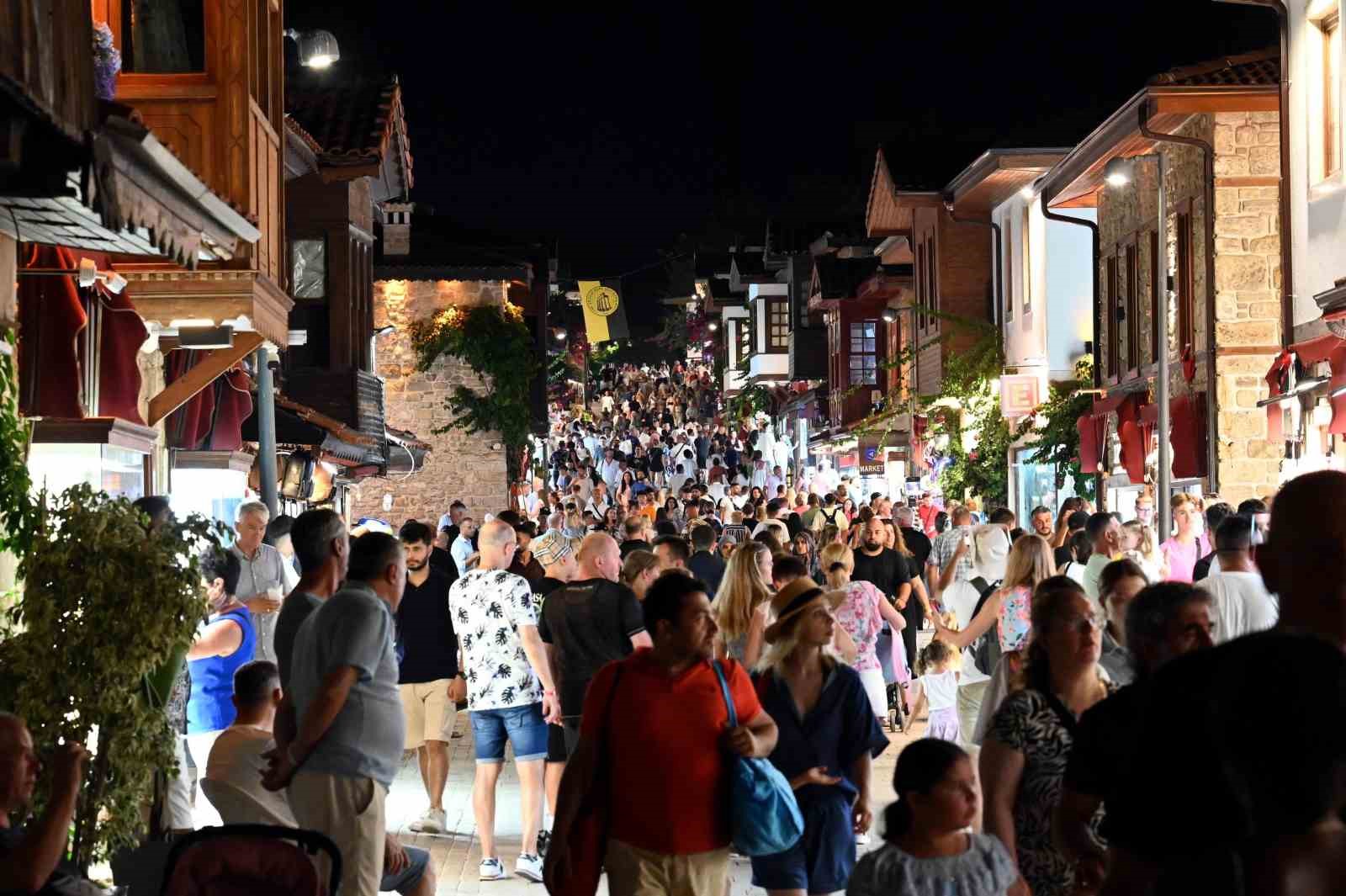 Bakan Ersoy: "19 Temmuz’da Antalya ve Gazipaşa havalimanlarımızdan 102 bin 6 yabancı ziyaretçi girişi gerçekleşti"