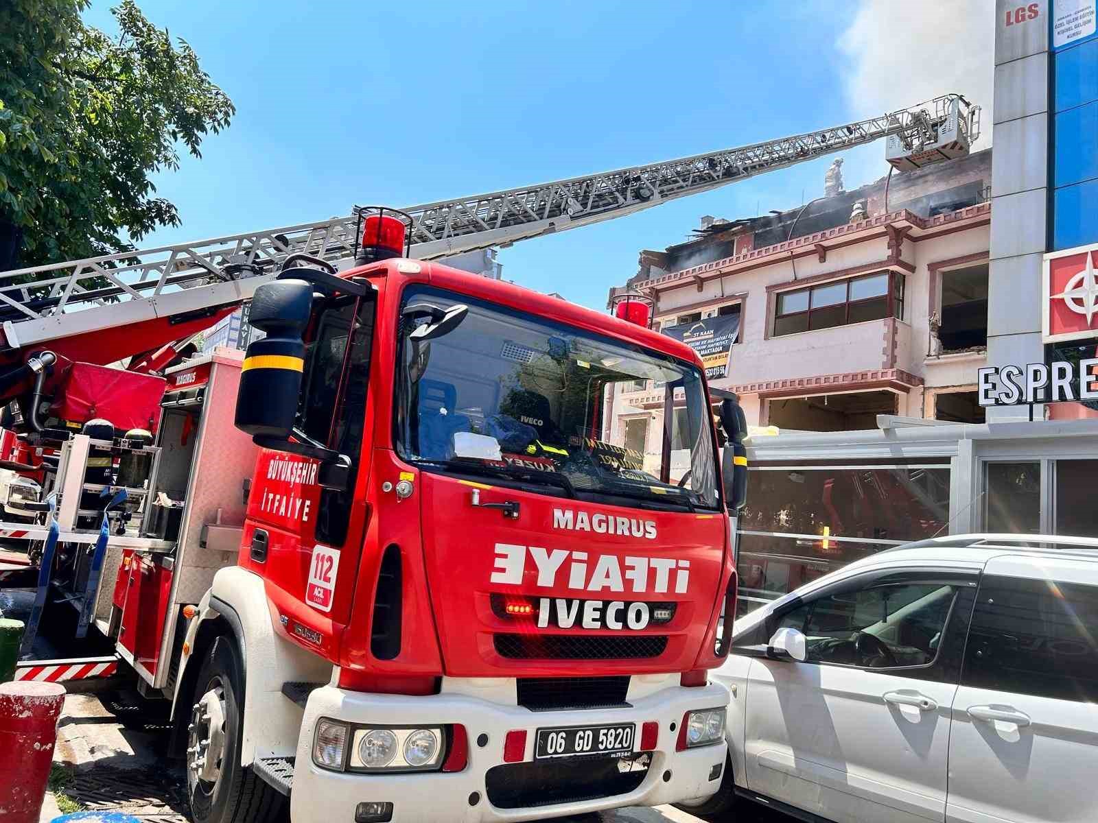 Başkentte metruk bir binada yangın &ccedil;ıktı
